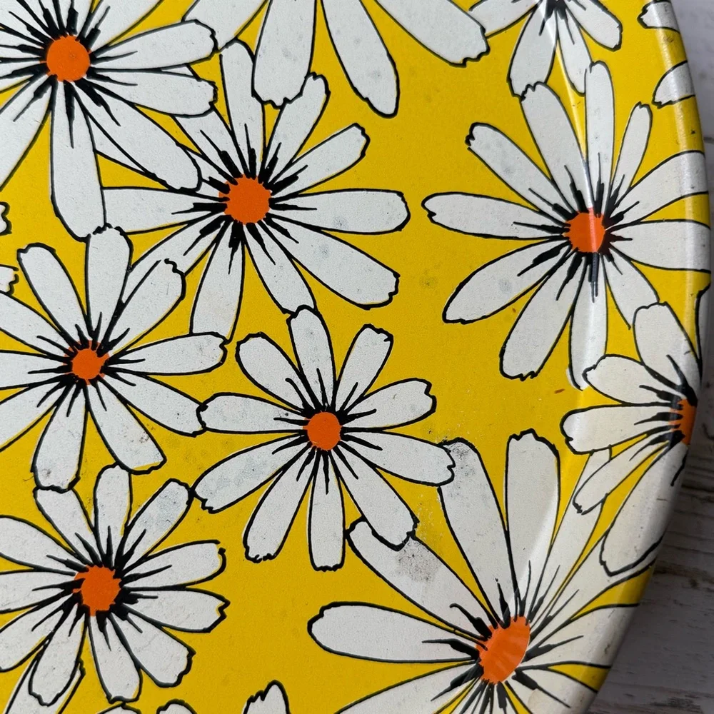 Vintage 1960s Mid Century Modern Large Round Metal Daisy Serving Tray